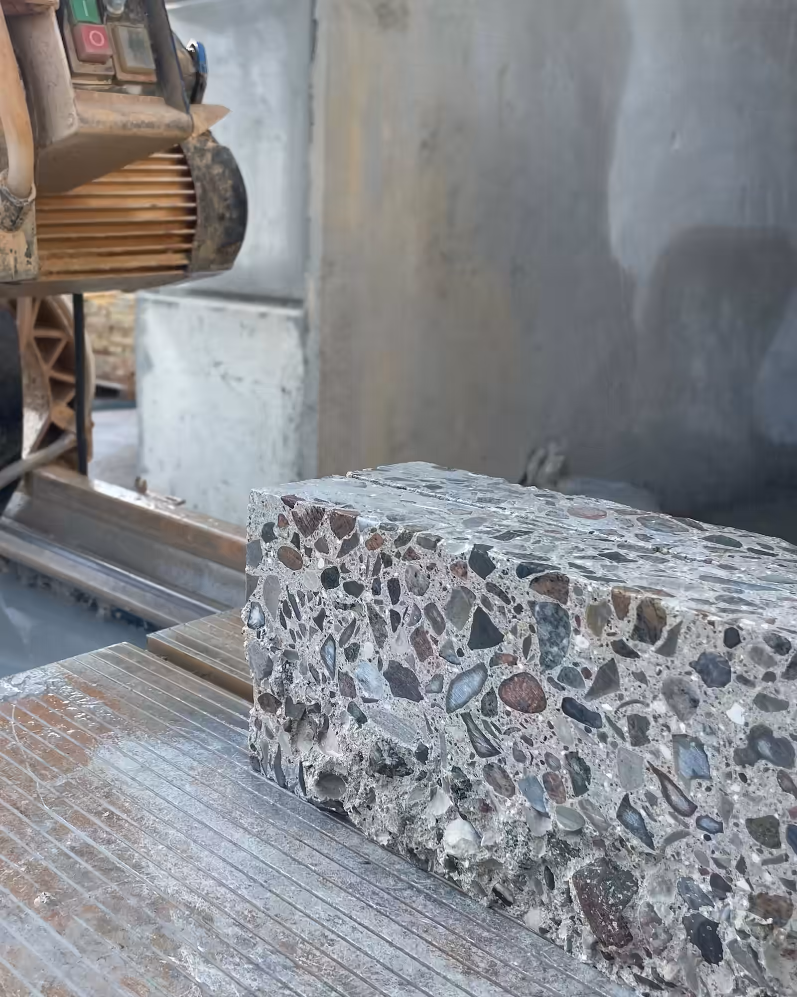 Skåret betonsten